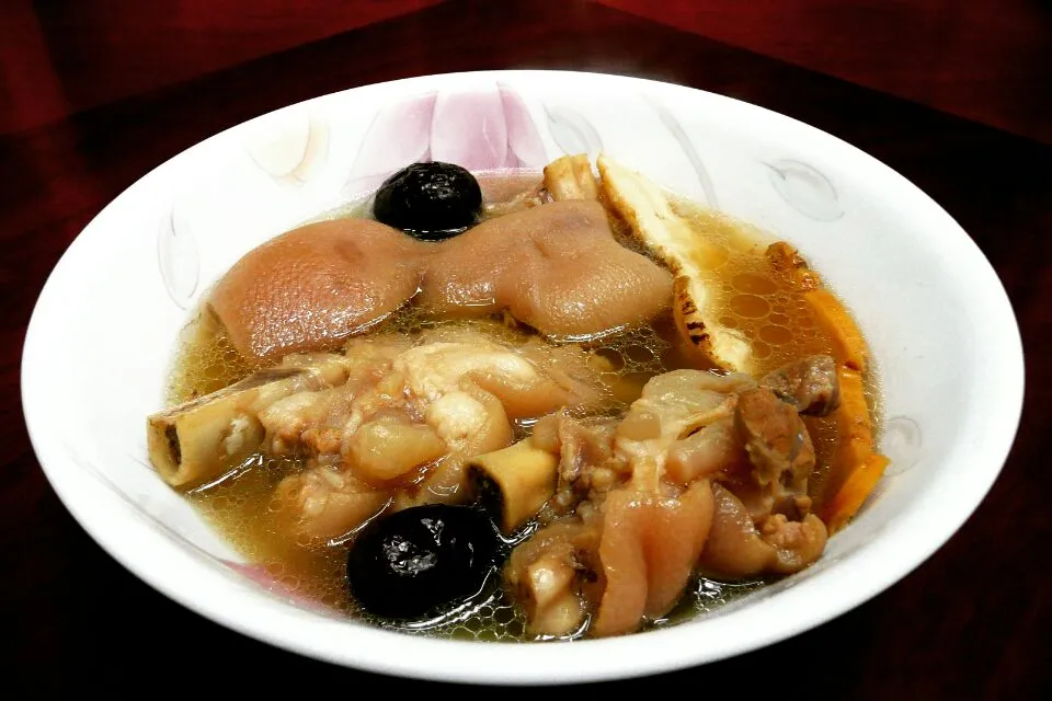 pig knuckles with herbal medicine|steven z.y.さん