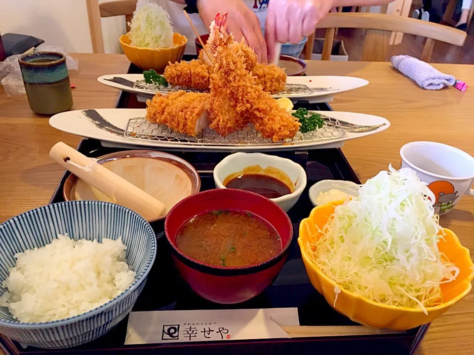 幸せや ロースカツ＆エビフライ＆野菜フライランチ♡ ごはん＆キャベツ＆具沢山味噌汁＆お漬物おかわり自由で1080円♡♡♡|yumikoさん