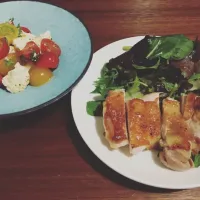 チキンステーキとカプレーゼ 🐔🍅|tsk_mさん