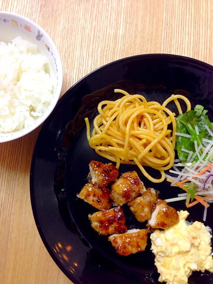 チキン南蛮風、サラダ、スパゲティ、ご飯。

#ムスメご飯|mossan＠OSAKAさん