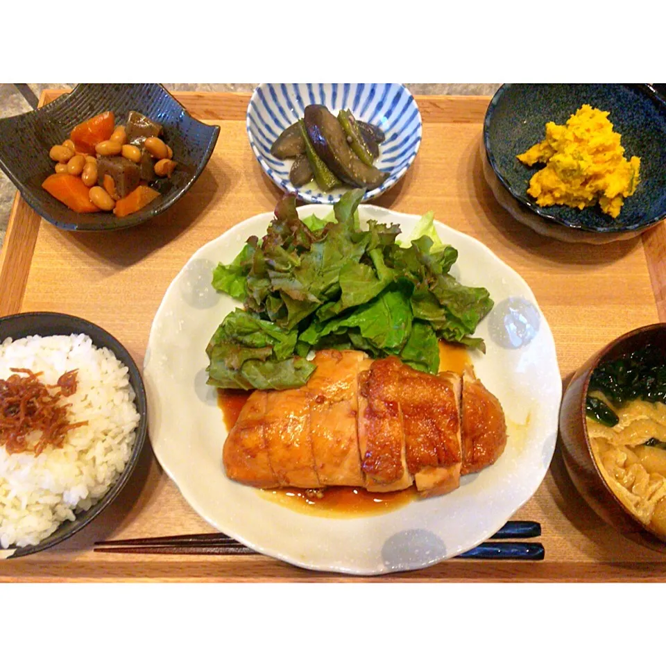 照り焼きチキン、甘辛煮、なすとオクラの煮浸し、かぼちゃサラダ、味噌汁|つんさん