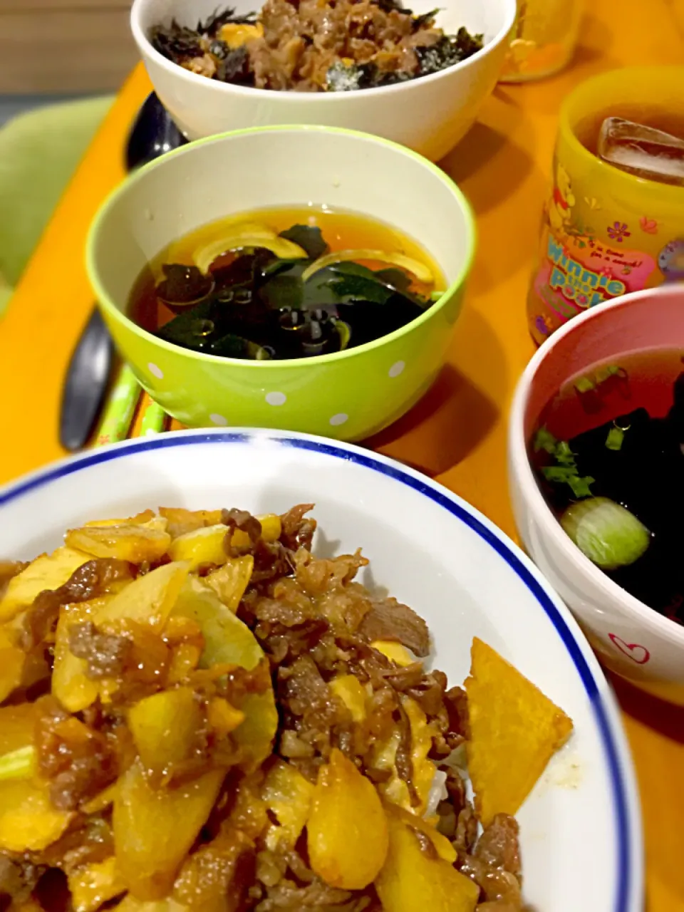 牛肉とコールラビのガーリック炒め丼   若布と玉ねぎの中華胡麻スープ  麦茶|ch＊K*∀o(^^*)♪さん