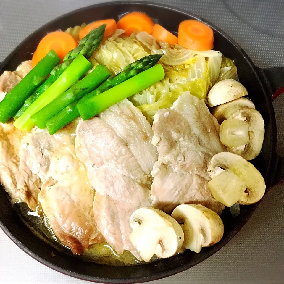 液塩に一晩漬けた豚肉を
野菜と、蒸し煮しました
フンワリ、柔らい豚肉と
たっぷり野菜でヘルシー晩御飯|ゆかモンさん