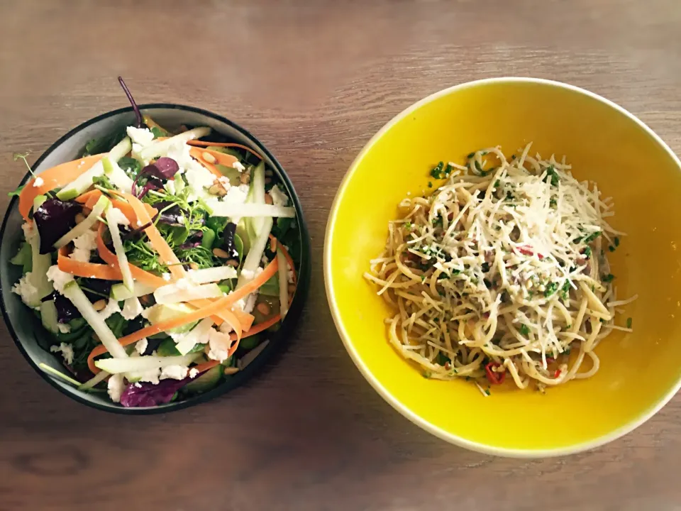 Vegetarian Tapas: Dalliance House Salad (Greens, Nuts, Avo, Feta & Apple) & Spaghetti with Garlic, Olive Oil & Chilli|Sergio Lacuevaさん