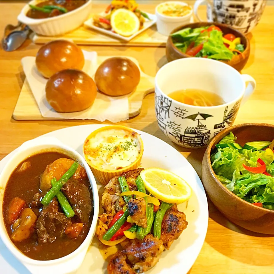 Snapdishの料理写真:夜ご飯 ビーフシチュー シーフードグラタン 鶏肉ガーリックソテー サラダ ロールパン|kasumiさん