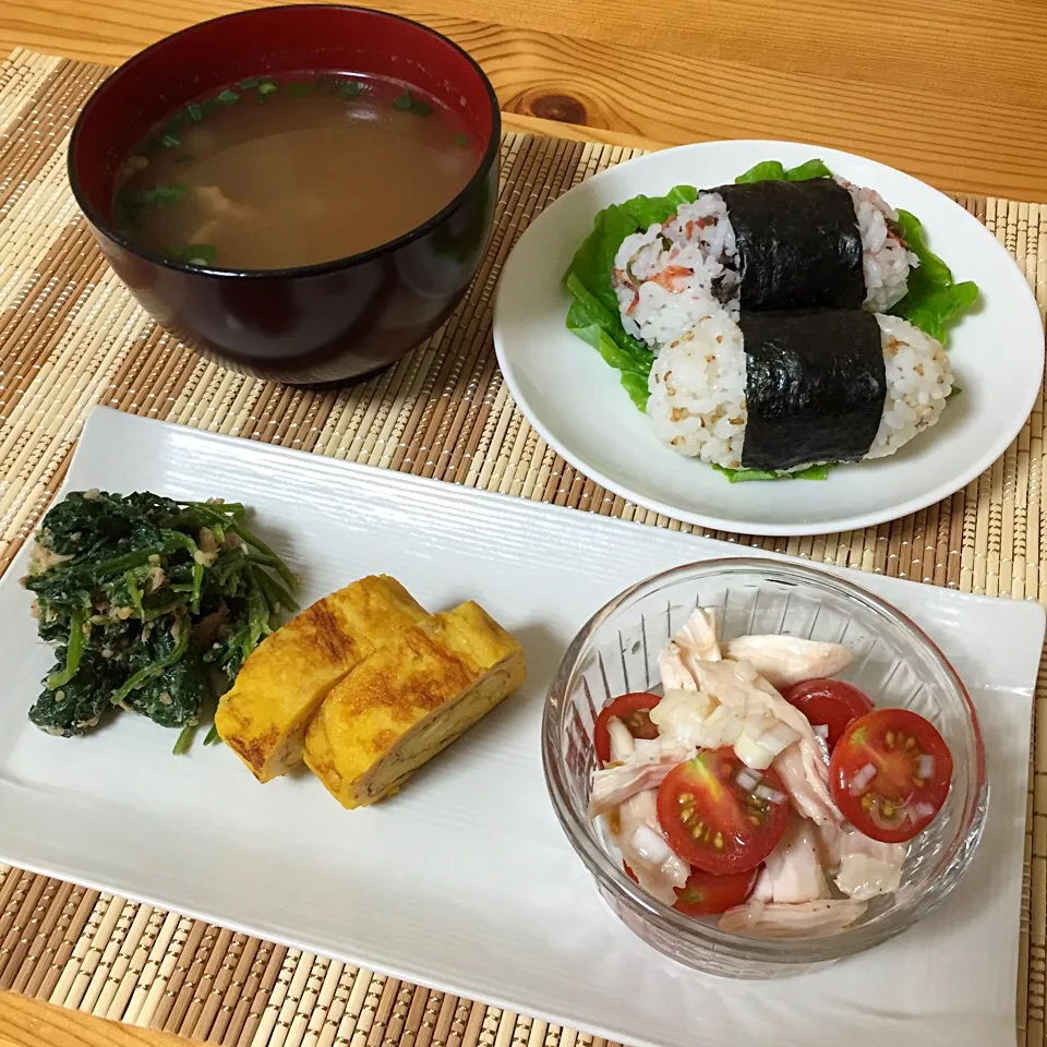 ミニトマトとササミとネギ和え だし巻きたまご ほうれん草のごま和え 生姜スープ おにぎり(梅ちりめん&ごま)|sayaさん