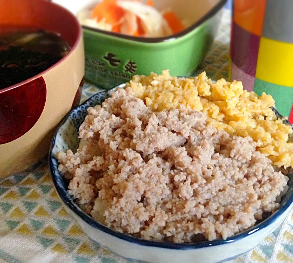 昼ごはん  えきしおソボロ丼|ぽんたさん