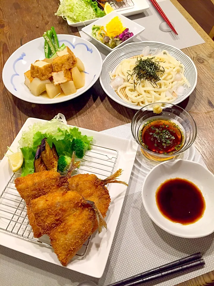 今日の晩御飯✨鯵フライ🐟大根と厚揚げの煮物、ざるうどん🍃お漬物、冷蔵庫に入れたまま忘れてたモロヘイヤと長芋とろろ😅|まみりんごさん