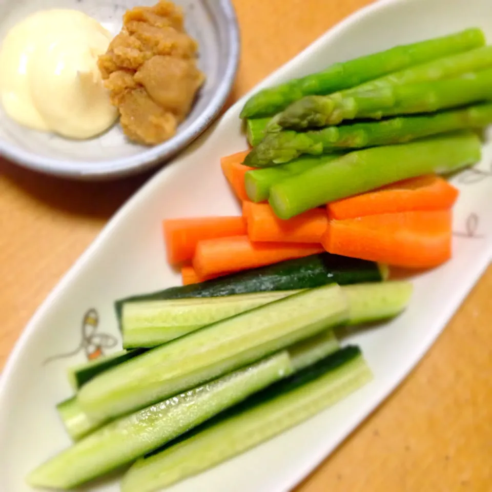 まだ陽の明かりある夕方早めの呑み始め🌆野菜スティックを味噌＆マヨで♫|こなちゅんさん