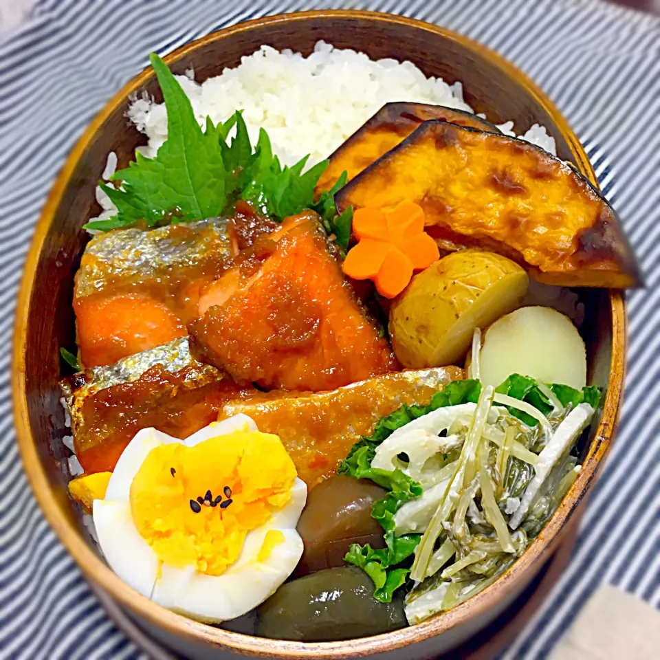 Snapdishの料理写真:鮭の味噌照り焼き弁当

＊＊＊

鮭の味噌照り焼き
新じゃが芽の甘唐揚げ
水菜と蓮根の柚子胡椒サラダ
ゆで卵
こんにゃくステーキ
かぼちゃのグリル

＊＊＊|きょこさん