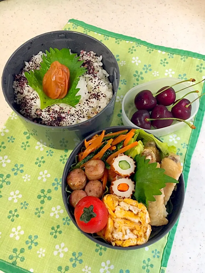 高校男子弁当🍱
✴︎鶏の塩胡椒焼き
✴︎人参とほうれん草のバター炒め
✴︎竹輪きゅうり＆人参
✴︎卵焼き
✴︎ウインナーのチリソースあえ|emisanさん