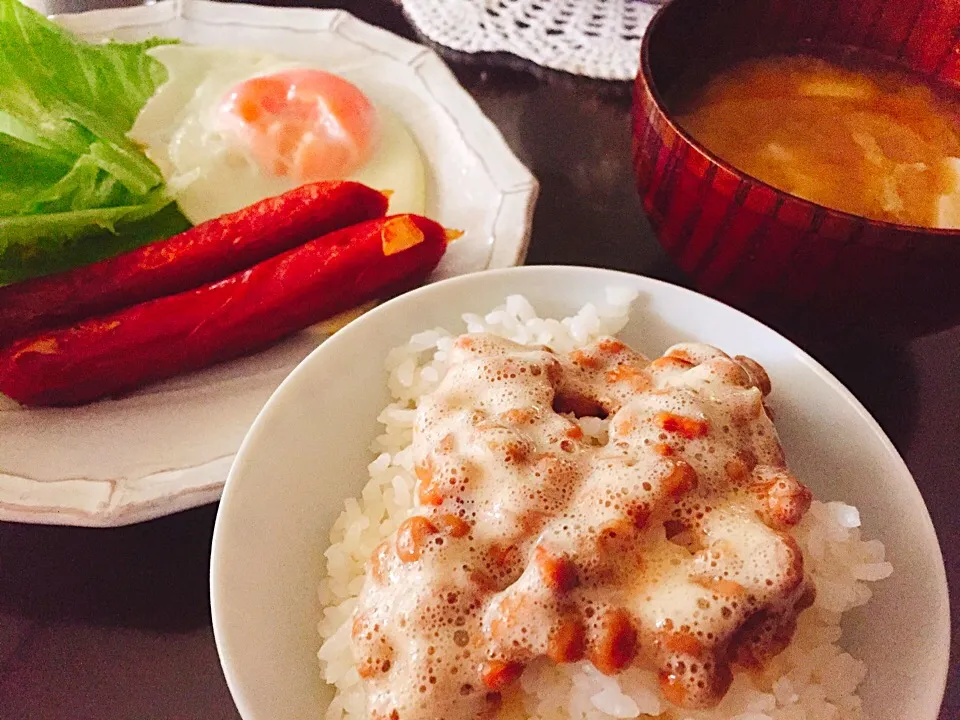 黒酢入り納豆ご飯、ソーセージ、目玉焼き、です。|Tatsuya Horiさん