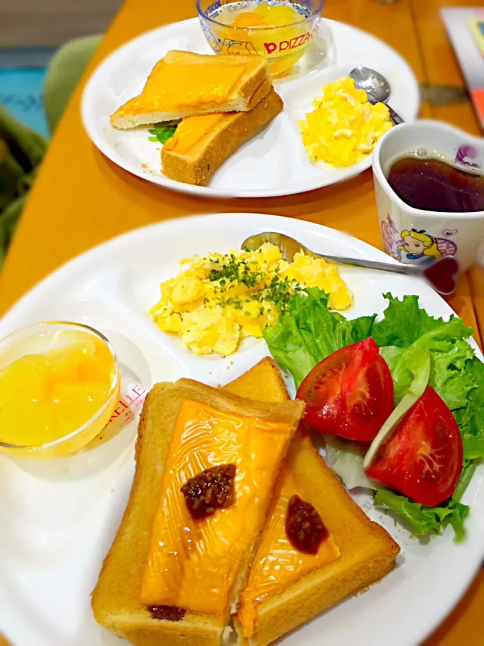 チーズトースト  醤油麹のせ  スクランブルエッグ  トマトとレタスのサラダ  ミカンとパイナップルのシロップ漬  コーヒー☕️|ch＊K*∀o(^^*)♪さん