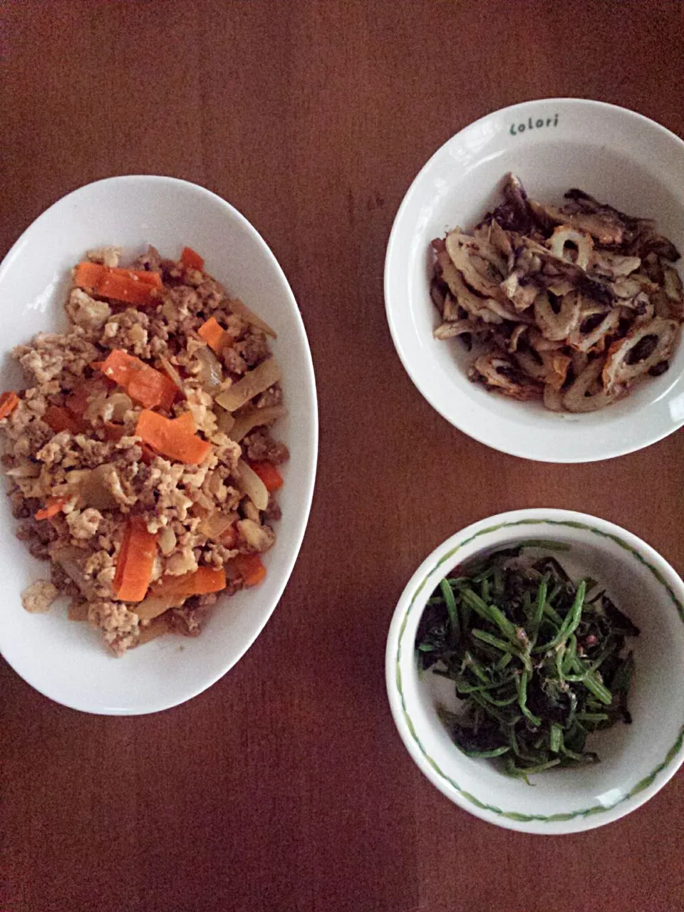 ひき肉入り炒り豆腐。ちくわと舞茸の炒め物。ほうれん草のおひたしおかかまぶし。|みずたまりさん