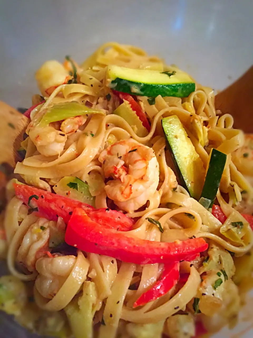 Shrimp & summer veggie primavera w/ fresh herbs #summertime #shrimp #nomnom|Liesel Ryanさん