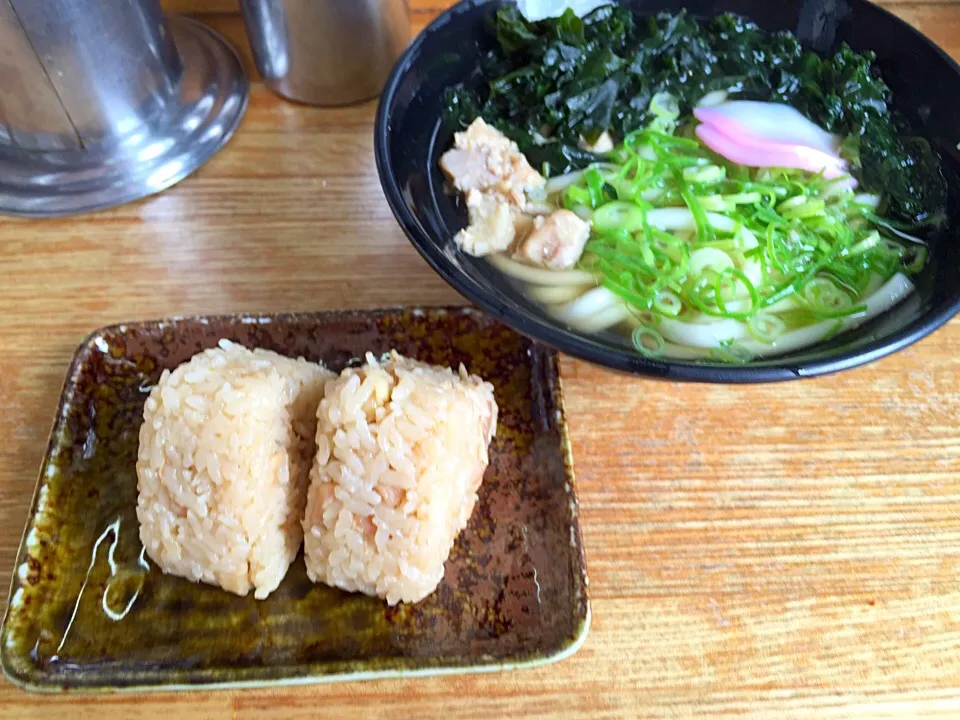 昨日はラーメン２回攻撃だったので、今朝は流石に人としてラーメン避けました👍私も人として成長したものだと自負しております👏ということで、かしわうどん🍜とかしわおにぎり🍙|にゃあ（芸名）さん