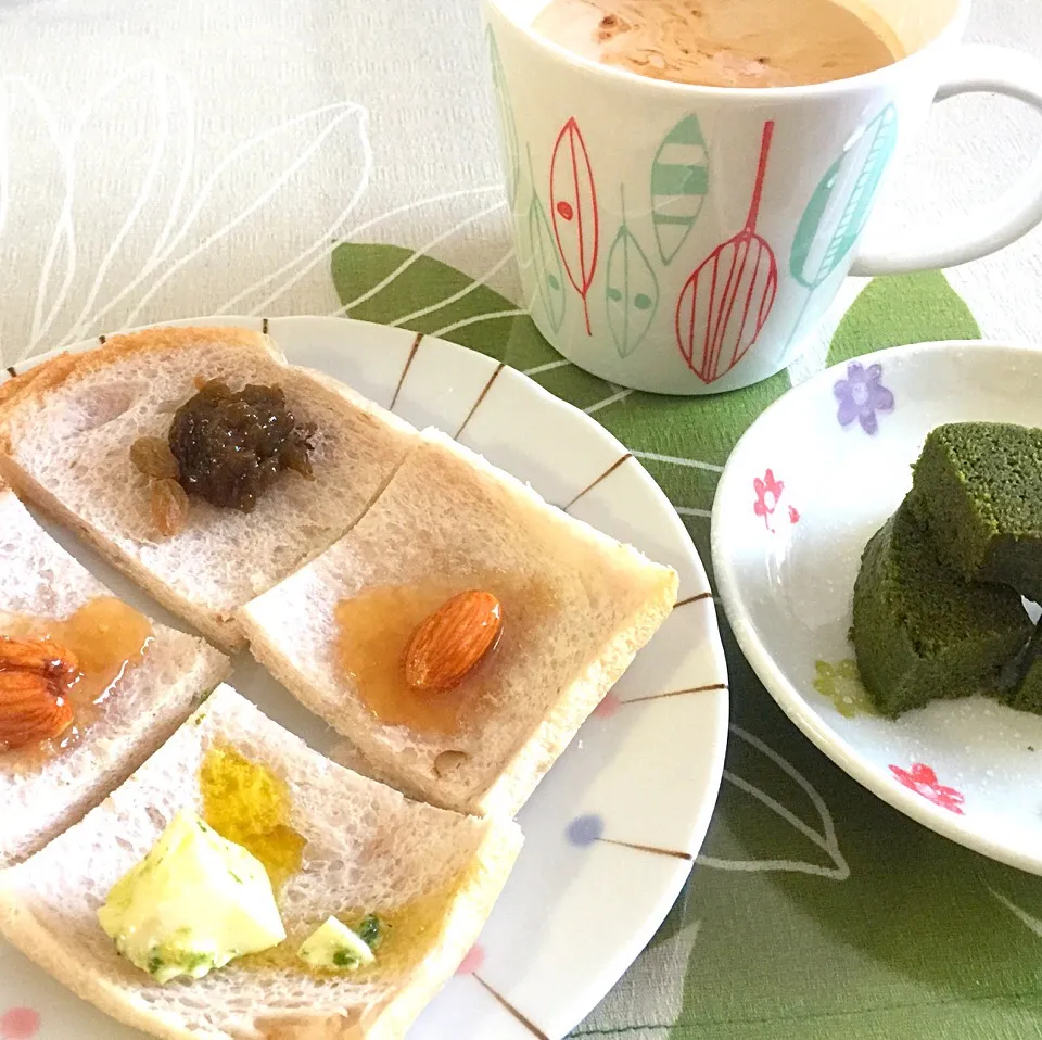 朝ご飯
胚芽パンの耳に梅ジャムとレーズン、モッツァレラのオリーブオイル漬、アーモンドの蜂蜜漬をのせて
おめざは辻利の抹茶バーム
朝から幸せ❤️|tabyさん