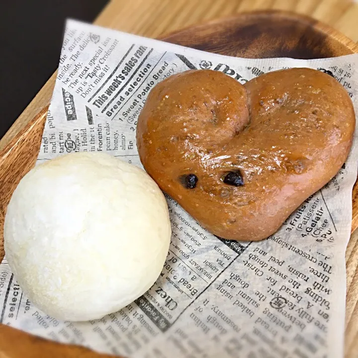 Snapdishの料理写真:ハートのチョコパンと白いパン|くぅさん