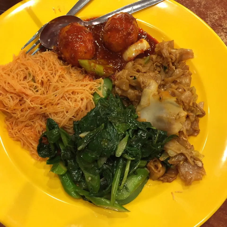 Wow look mee hoon & kuey tiow
And vege and egg sambal|janiceさん