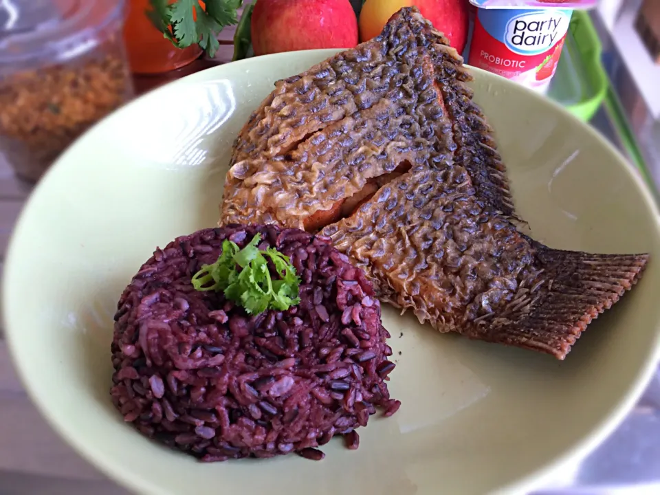 Riceberry rice with 1day dried fish🐟|Issara. 🍴さん