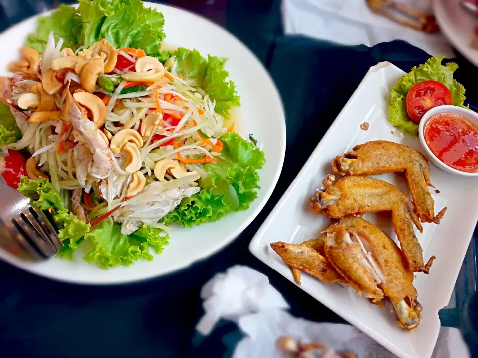 Snapdishの料理写真:Papaya crab salad & Chicken wings fry (spicy)|Heartさん