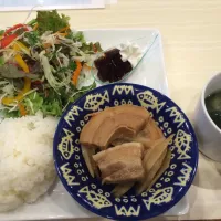 Snapdishの料理写真:今日のランチは豚肉と車麩の甘辛煮です。
#谷根千 #千駄木 #麗らかふぇ #朝食 #ランチ #バインミー #中華粥  
#yanesen #sendagi #Ulalacafe #breakfast #lunch #barnmi #vietnamesesandwich #chineseporridge|東金弘子さん