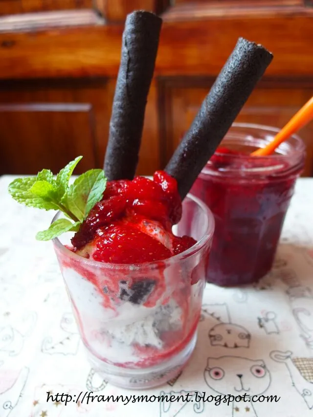 Oreo ice cream with homemade Strawberry sauce|Frannyさん