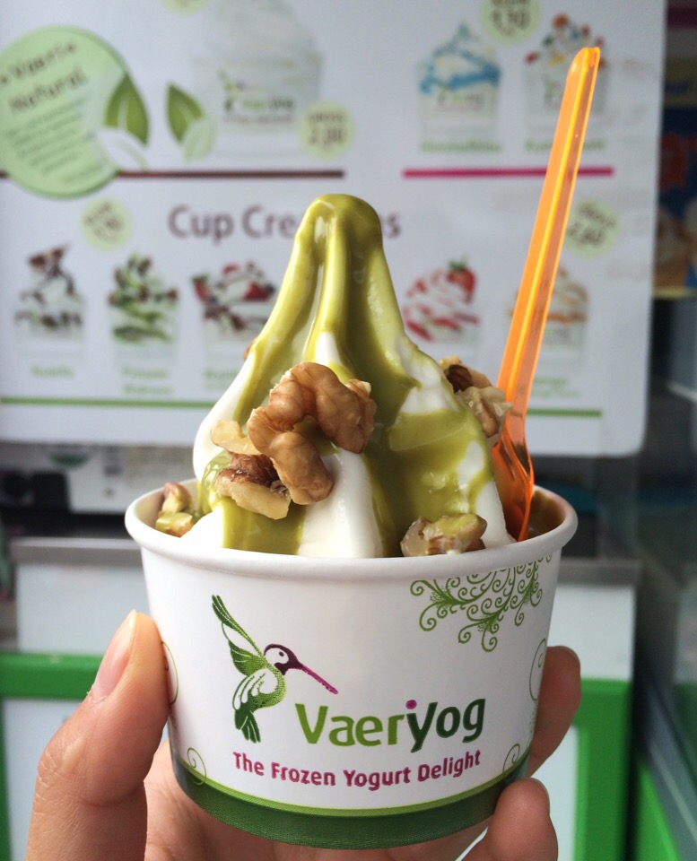 pistachio and walnut flavored frozen yogurt ☀️ yummy!