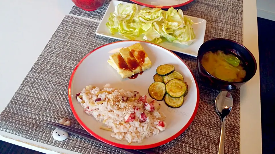 Snapdishの料理写真:今日の夕食　たこの炊き込みご飯、高野豆腐のハムカツ、ズッキーニのソテー、塩キャベツ、キャベツの味噌汁|pinknari🐰🌈さん