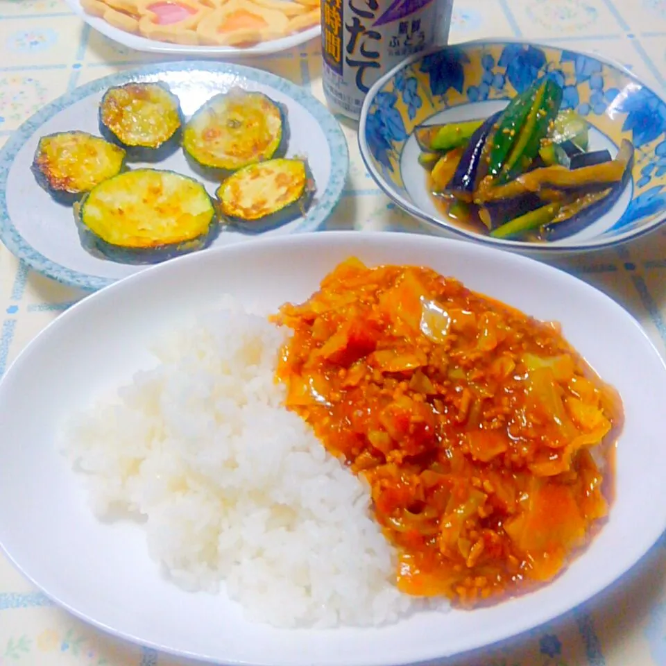 キャベツと挽き肉トマト🍅のカレー＆冷やし茄子🍆と胡瓜の中華風サラダ＆ズッキーニのフリット＆もぎたてぶどうストロング🍇|うたかた。さん