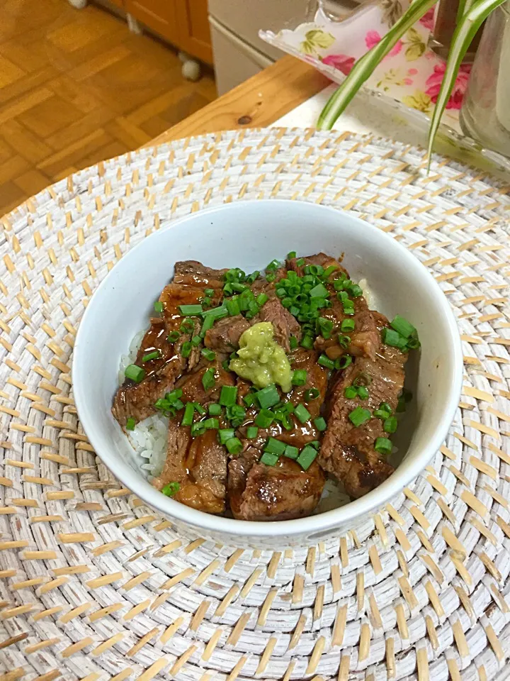 本日のメインはステーキ丼です💞|simoneさん