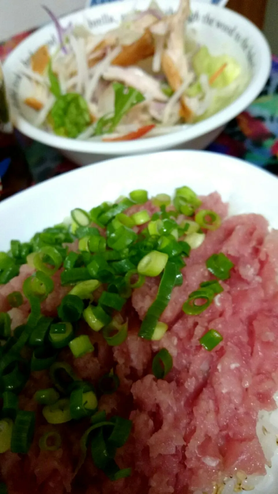 ネギトロ丼とチキンサラダ！|あまねさん