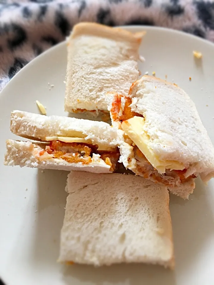 Fishfinger sandwich cheese tomatoe sauce|bovis homesさん