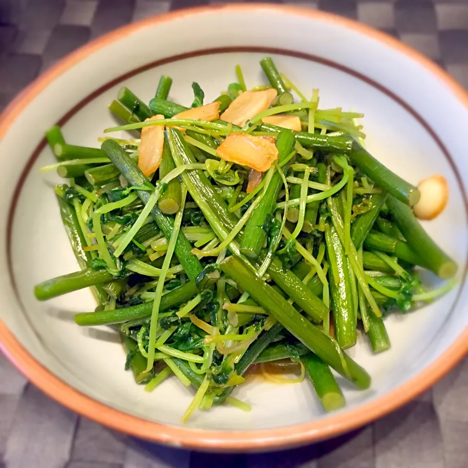 豆苗とニンニクの芽の炒め物☻|Riepyonさん