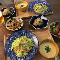 Snapdishの料理写真:キャベツとしめじのペペロンチーノ、豆乳とコーンクリームの味噌スープ、トマトとアボカドのクレソル和え&椎茸と香草玉ねぎソテー|でらこさん