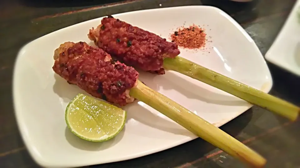 Minced pork wrapped around Lemongrass skewers|Simon Mathewsさん