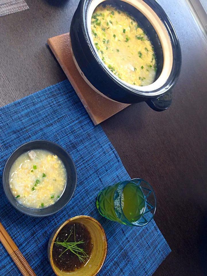 Snapdishの料理写真:本日の朝食   鶏雑炊と黒酢のもずく酢|なおさん