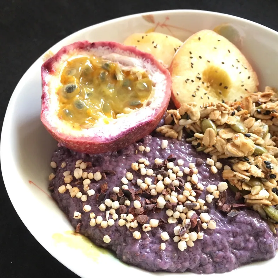 Snapdishの料理写真:Maqui chia pudding with homemade granola and fruits|coxiella24さん