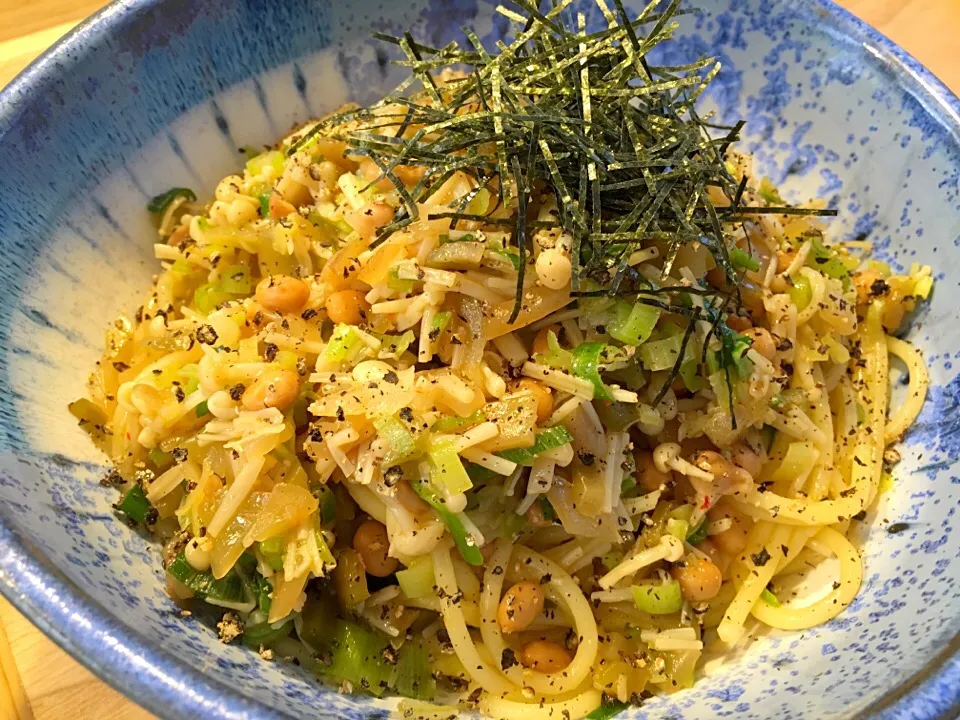 今朝も納豆祭(^_^) ネギ、エノキ、ザーサイのみじん切り炒めに納豆あえたパスタ。納豆幸せ〜|バナナ子さん