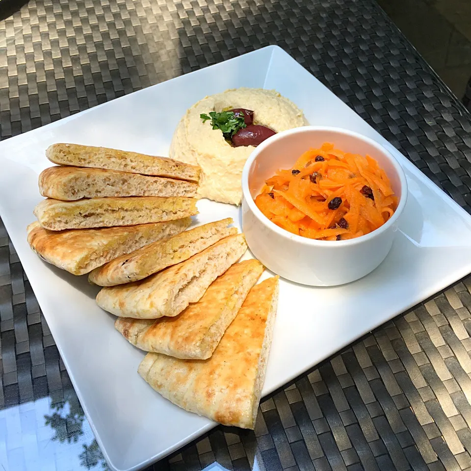 Hummus and carrot salad|lauren shannonさん