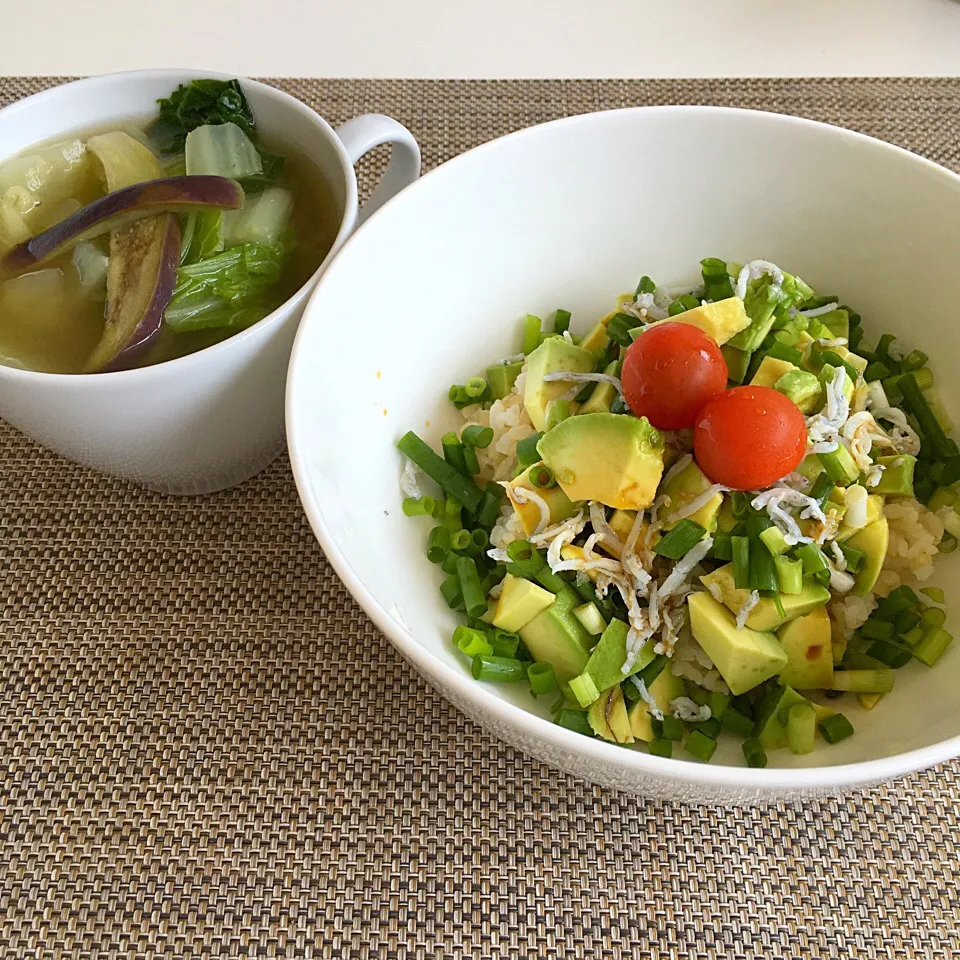 アボガドしらす丼とナスと白菜のお味噌汁|ふーつんさん