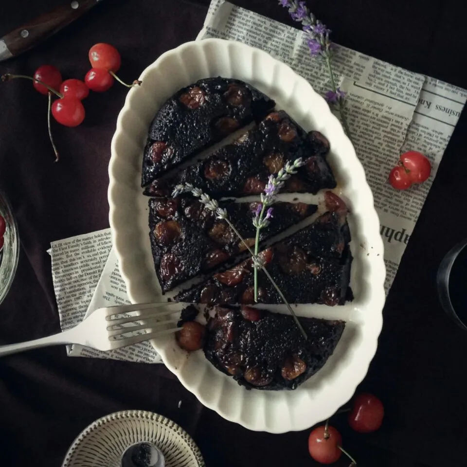 Chocolate Caramel Cherry Upside down Cake／キャラメリゼしたサクランボの入ったチョコレートケーキ|まちまちこさん