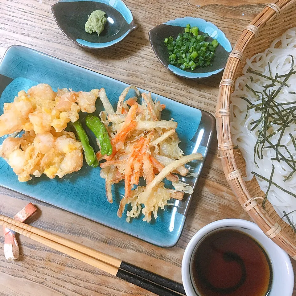 休日のお昼ごはん
・稲庭うどん
・ごぼうと人参のかき揚げ
・コーンとエビのかき揚げ
・ししとう焼|akiさん