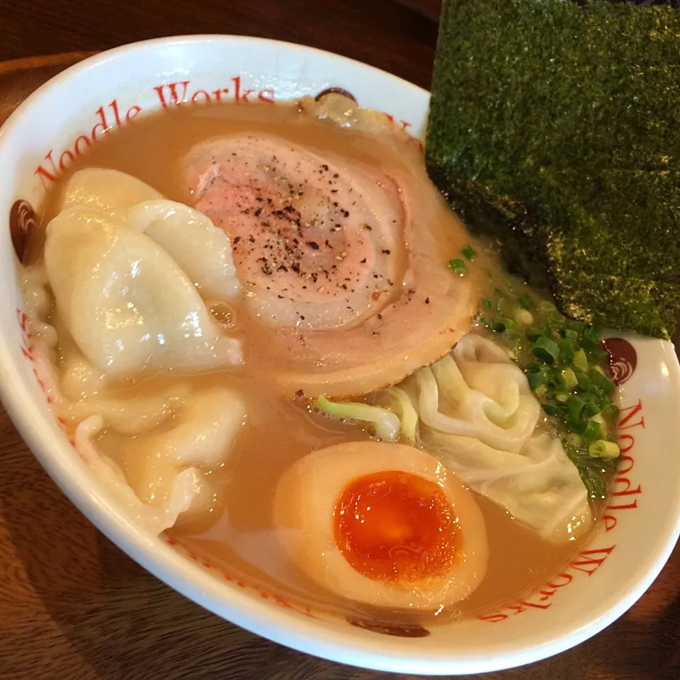 ラーメン＋トッピング水ぎょ〜ざ@ヌードルワークス(茅ヶ崎)|塩豚骨さん