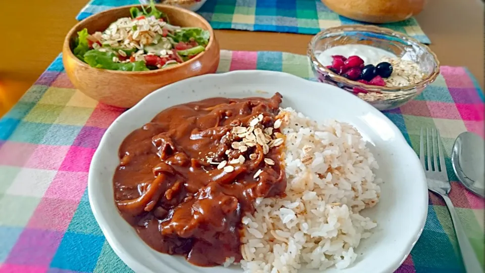 今夜は麦まつり！麦ごはんのハッシュドビーフ・シーザーサラダ・ベリーヨーグルト|なおさん