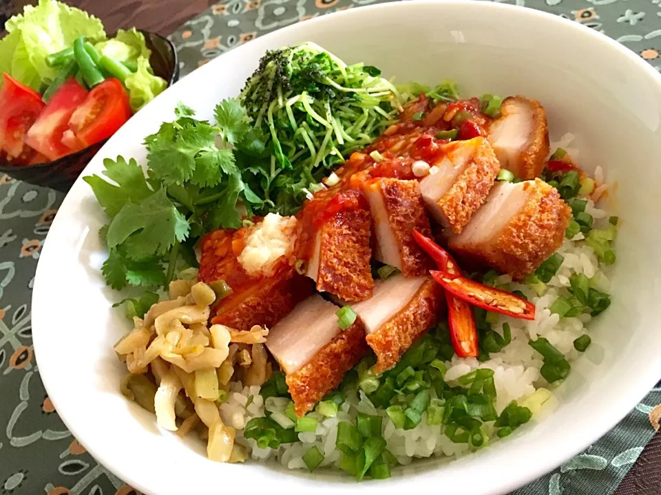 中華チャーシューでカツ丼。外側はカリカリの飴皮！香菜と香味だれで👲🏻|ふかرさん