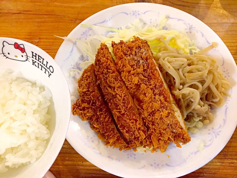 チキンカツに添えたのは、エノキのバター醤油。買い物に行かなくても、冷凍しておいた食材でオッケー。|mikaさん