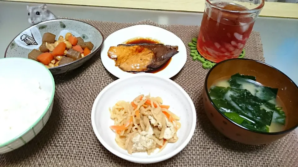 ぶり照り、こんにゃくと大豆と人参の甘辛煮、切り干し大根の煮物、味噌汁|おむすびさん