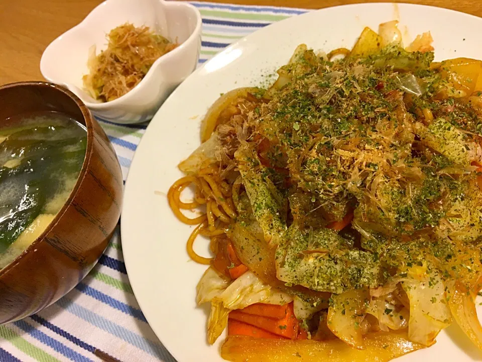 ＊ソース焼きそば
＊焼き茄子
＊小松菜としめじとワカメの味噌汁|モケモケさん