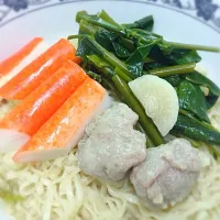 Snapdishの料理写真:Instant noodles with crab stick, pork balls and veggies|Yui Phiphitphakdiさん